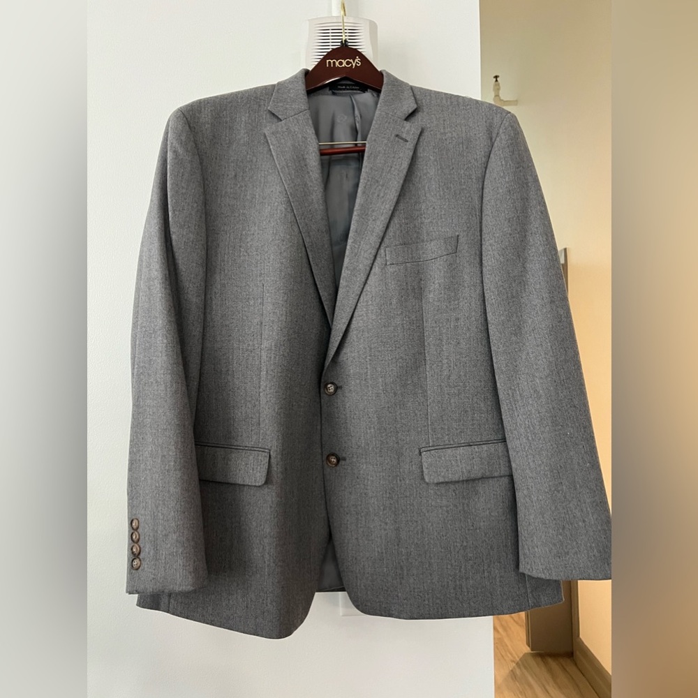 Ralph Lauren Men’s Grey Suit. Size 48R